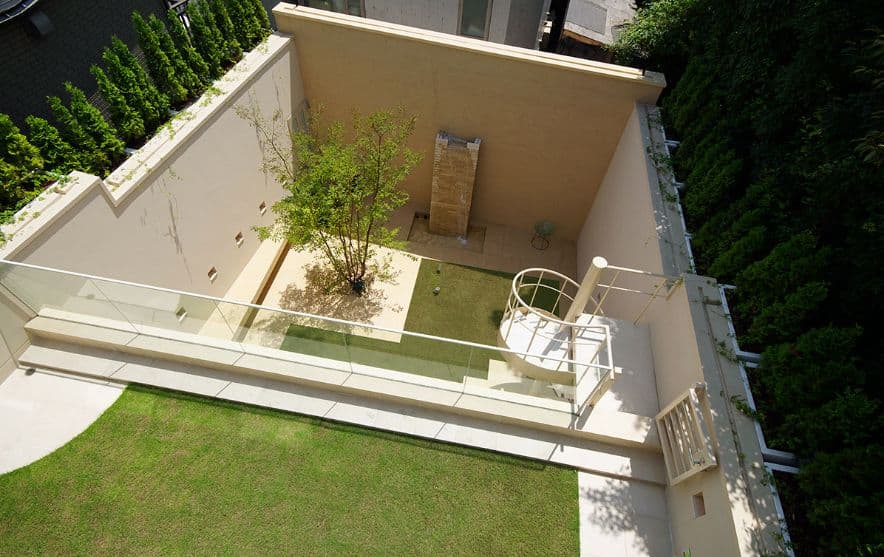 らせん階段と中庭のある家　中庭(アーネストアーキテクツ)